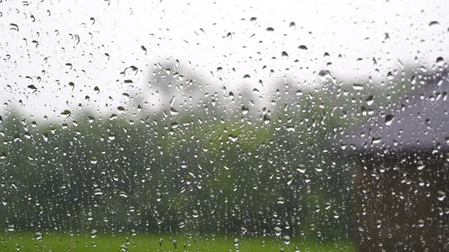 雨滴落在汽车的挡风玻璃上视频素材