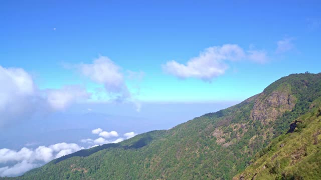 在泰国清迈的邱梅潘自然步道，美丽的山脉和蓝天视频素材