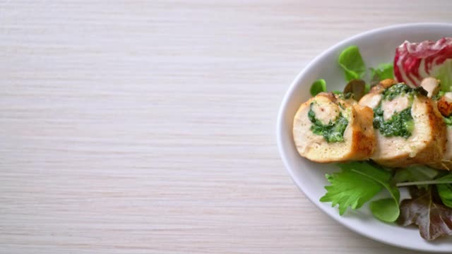 烤鸡胸塞满奶酪和菠菜视频素材