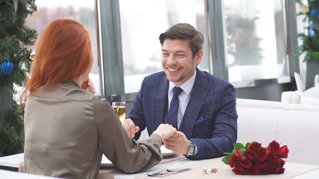 年轻的白人夫妇在餐厅庆祝情人节视频素材