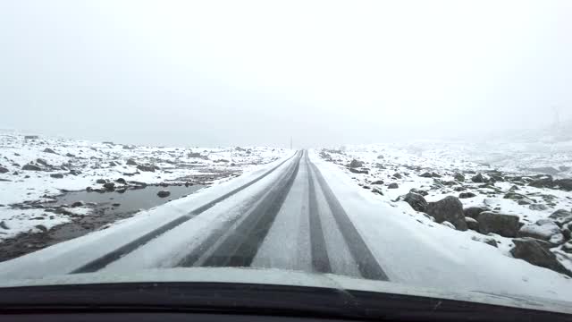 挪威暴风雪期间的道路视频。视频素材