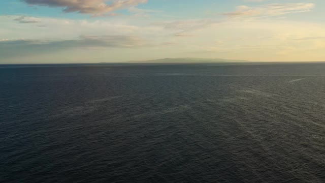 海景,鸟瞰图。蓝色的海和天空和云视频素材