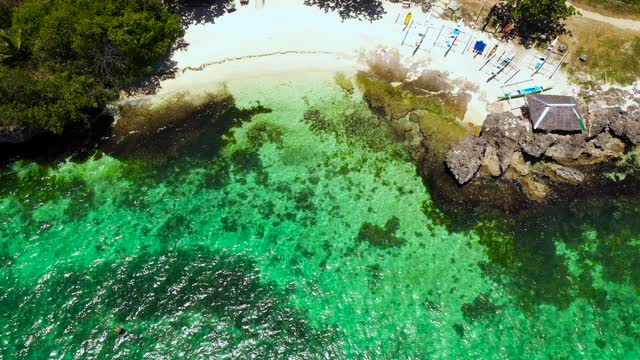 有海滩和蓝色大海的海岸。安达保和、菲律宾视频素材