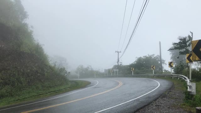 雾在泰国的山上升起。乡村山水，阴雨暴雨天气。曲线线道路阴天，视频素材