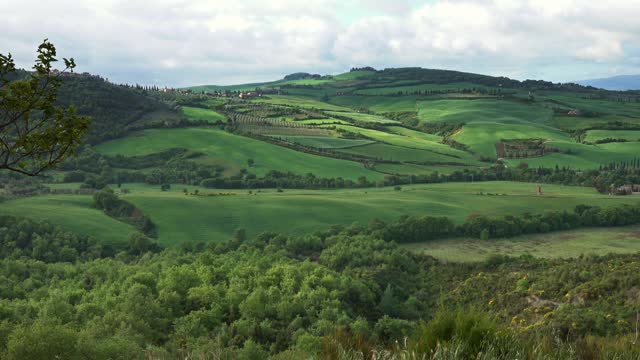 托斯卡纳全景与农田山丘田野视频素材