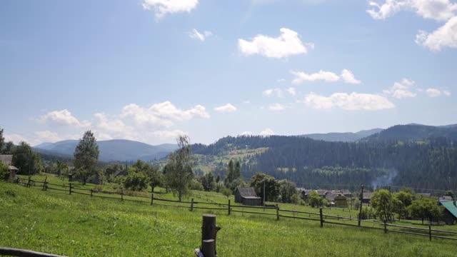 乌克兰卡帕提山村的背景下，胡图尔登山者的落叶和针叶林和野生动物都是美丽如画的传统像在过去的日子视频素材