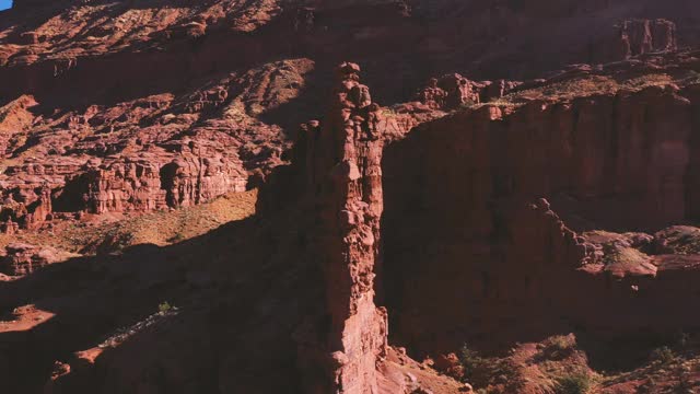 犹他州Moad附近崎岖地形的航拍照片视频素材