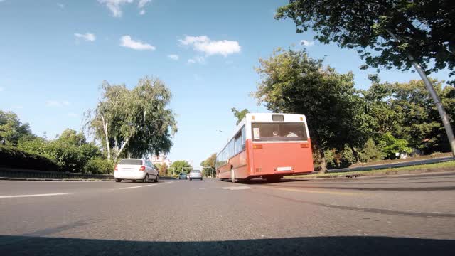 马其顿斯科普里的公交车行驶在城市高速公路上视频素材