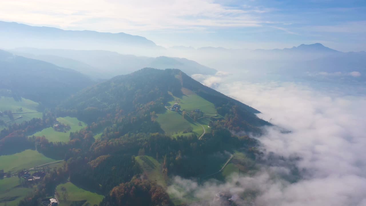 奥地利萨尔茨卡默古特地区被云层覆盖的宽阔山谷的鸟瞰图视频素材