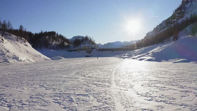 山脚雪地的鸟瞰图。背山生长的森林。无人机的雪山的观点。视频素材