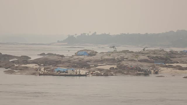 大岩石，河流，森林和人的景观视频素材