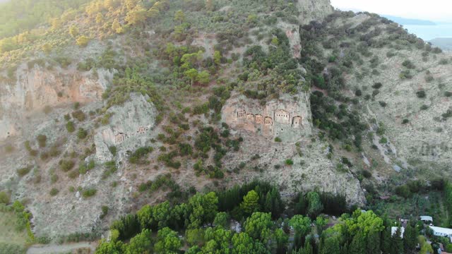 利西亚石墓，在土耳其达利扬对面。国王的坟墓。用无人机接近坟场。4 k视频素材