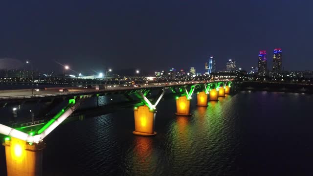 韩国首尔，在汉江/江南区和松帕区清潭大学桥附近的Jamsil区市中心视频素材