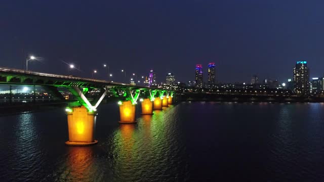 韩国首尔，在汉江/江南区和松帕区清潭大学桥附近的Jamsil区市中心视频素材