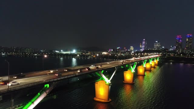 韩国首尔，在汉江/江南区和松帕区清潭大学桥附近的Jamsil区市中心视频素材