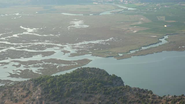 三角洲，沼泽，湿地，海洋和平原景观从森林山顶视频素材