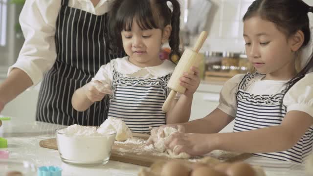 母亲和女儿在厨房烤饼干视频素材