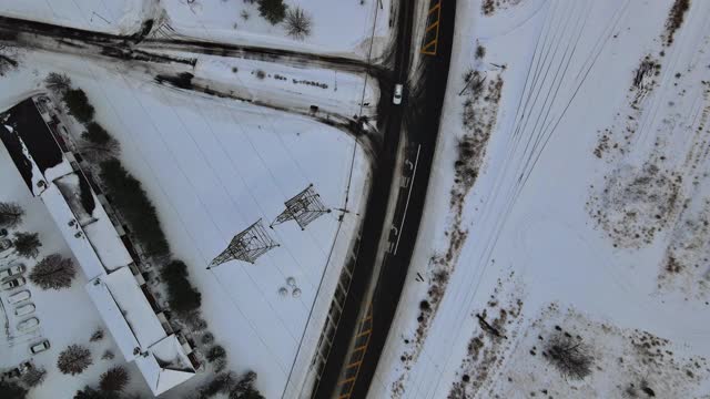 鸟瞰图，雪街用房屋覆盖，山谷被雪覆盖，冬天的路被雪覆盖视频素材