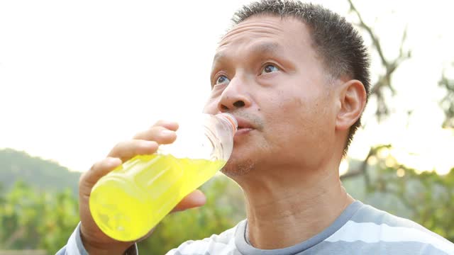 男人喝运动饮料视频素材