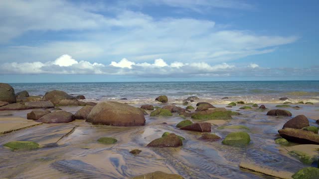 小波浪在岩石海滩的背景视频素材