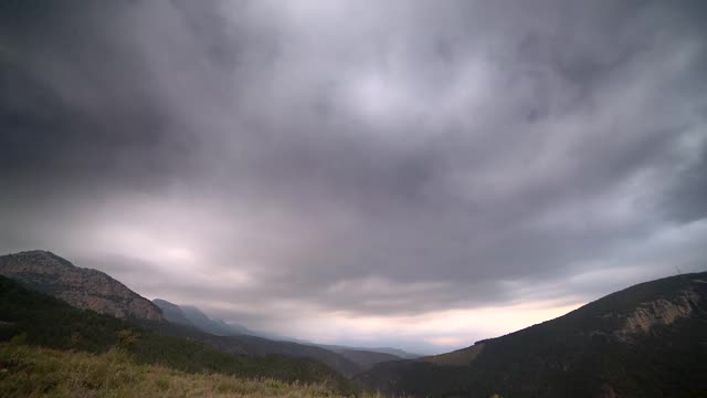 森林山谷中的雨云视频素材