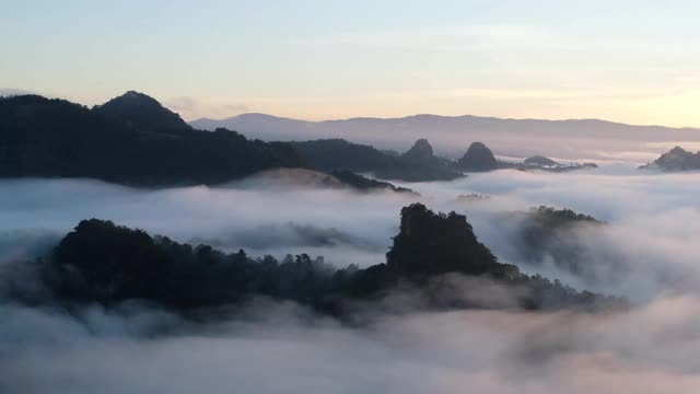 景观图像的绿化雨林山和丘陵与雾海视频素材