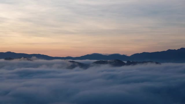 景观图像的绿化雨林山和丘陵与雾海视频素材