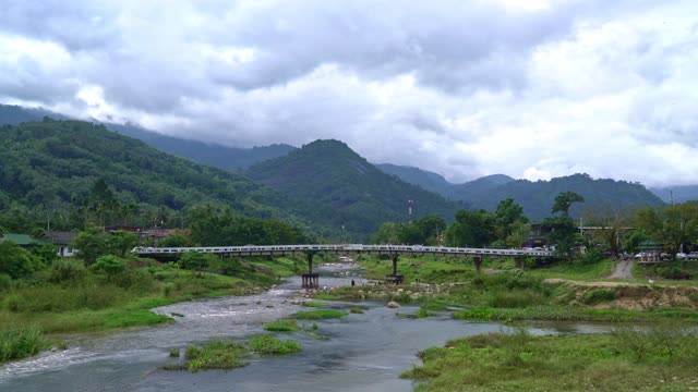 基里翁村-泰国最好的新鲜空气村庄之一，生活在古老的泰国风格的文化。位于泰国南部的那空寺视频素材