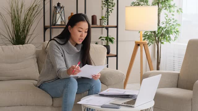 女性使用笔记本电脑进行视频会议视频素材