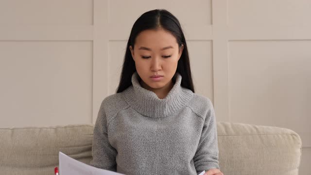 女人坐在沙发上视频聊天视频素材