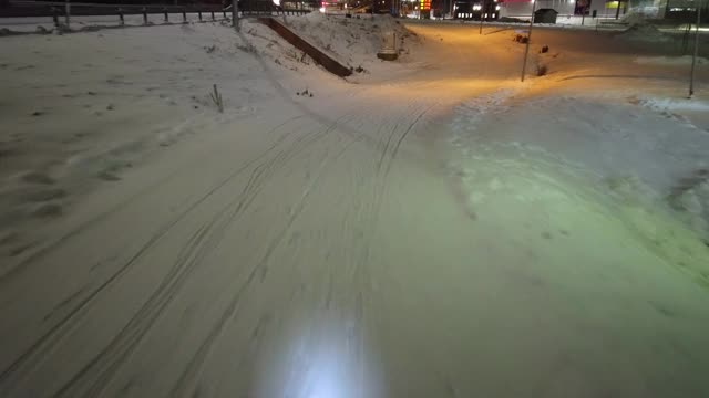 芬兰拉彭兰塔，沿着雪道骑自行车视频素材