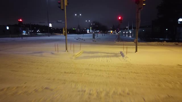 芬兰拉彭兰塔，沿着雪道骑自行车视频素材