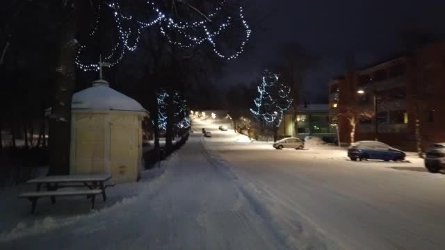 芬兰拉彭兰塔，沿着雪道骑自行车视频素材