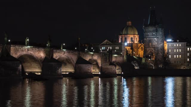 布拉格市中心的伏尔塔瓦河和石桥，以及捷克共和国布拉格夜晚的街灯和鸭子表面的灯光视频素材