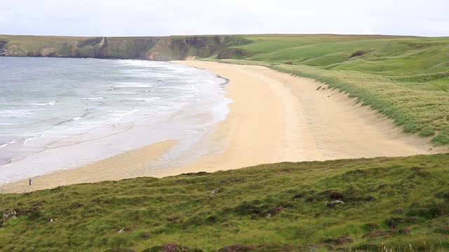 苏格兰外赫布里底群岛(Outer Hebrides)瓦特赛岛(Island of Vatersay)东海滩原始的白色沙滩视频素材