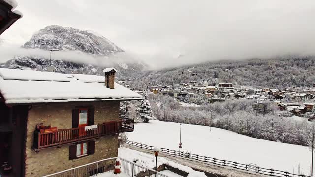 冬天的村庄courmayeur视频素材