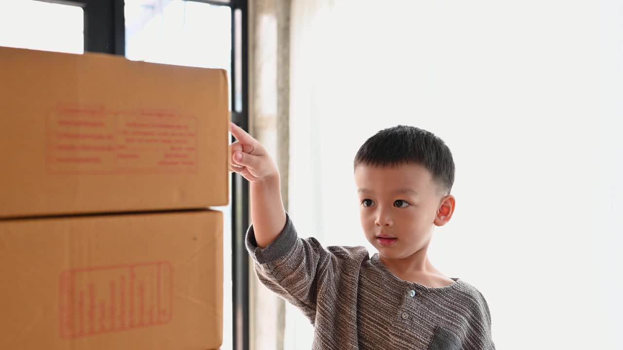 亚洲男孩在网上销售的概念中打勾视频下载