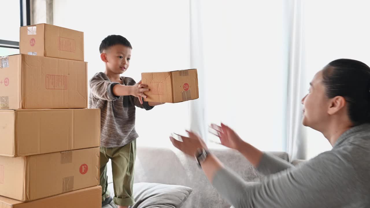 亚洲男孩在网上销售的概念中打勾视频下载