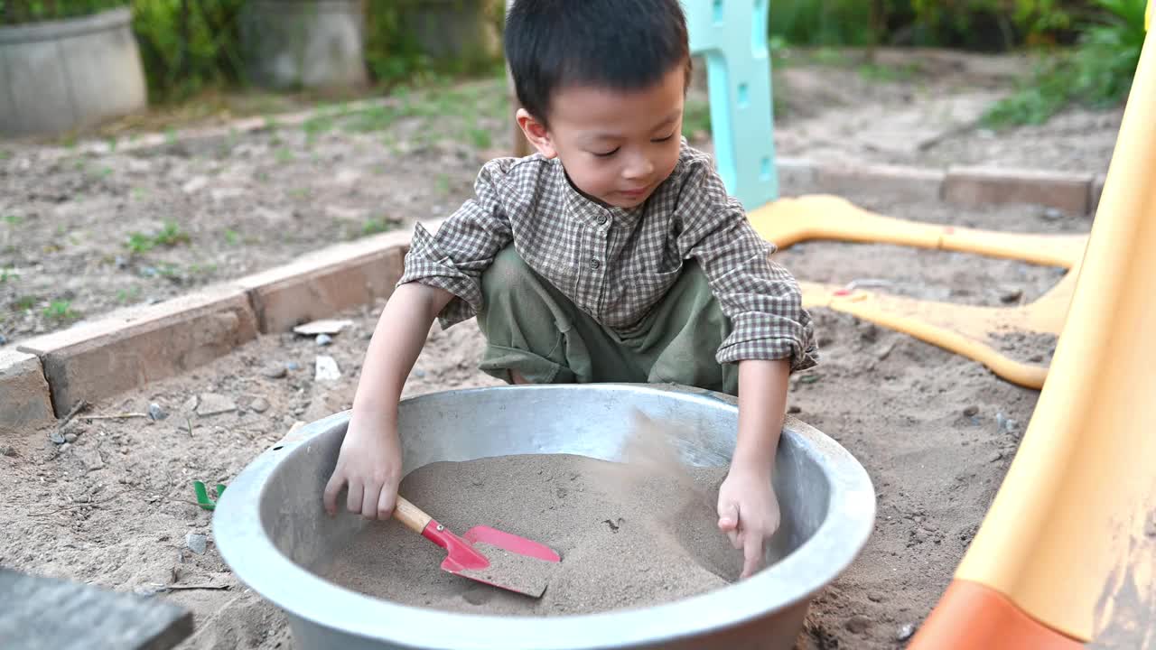 亚洲男孩在沙箱里玩沙视频下载