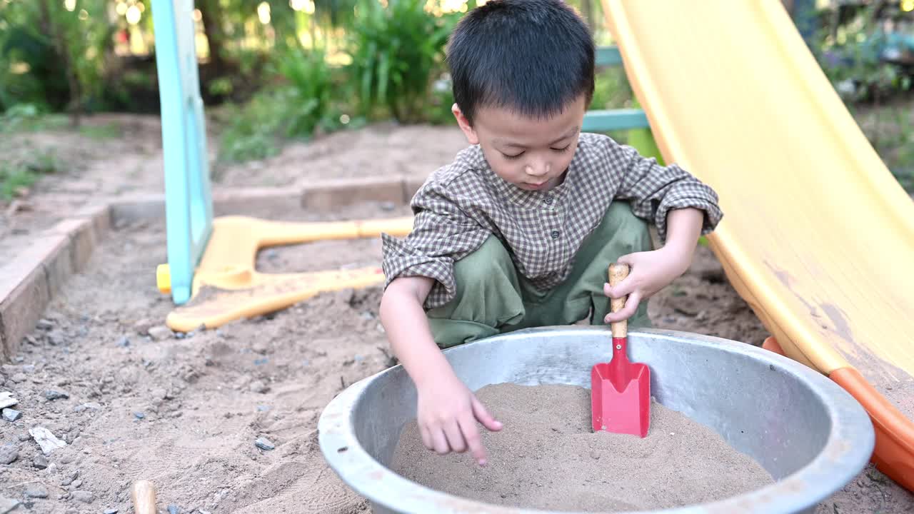 亚洲男孩在沙箱里玩沙视频下载