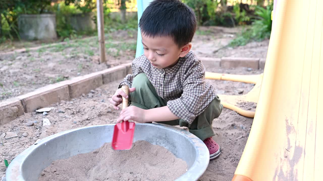 亚洲男孩在沙箱里玩沙视频下载