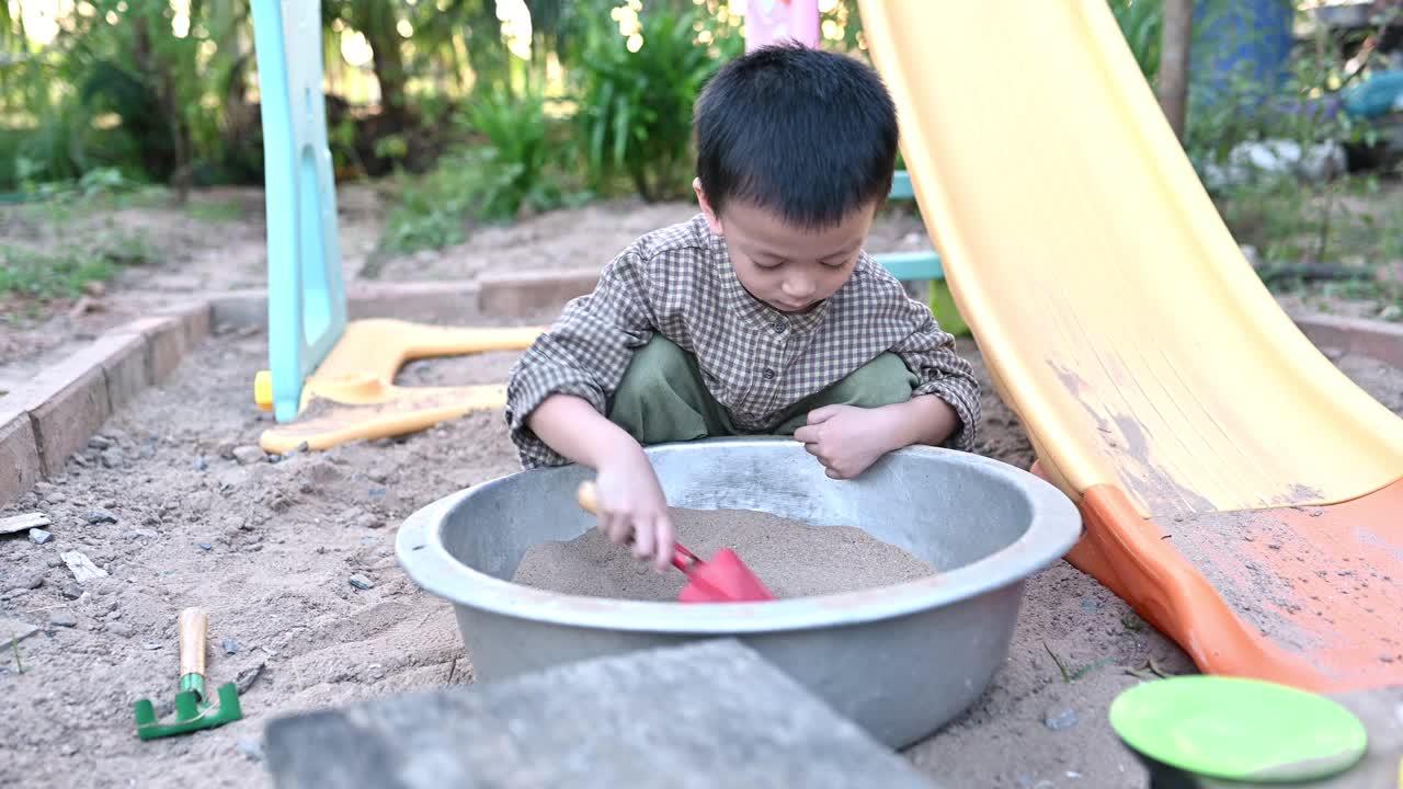 亚洲男孩在沙箱里玩沙视频下载