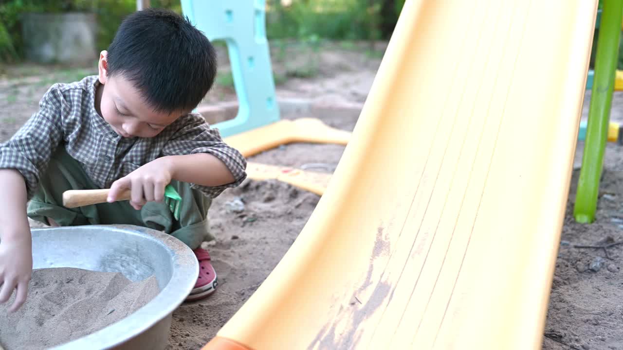 亚洲男孩在沙箱里玩沙视频下载