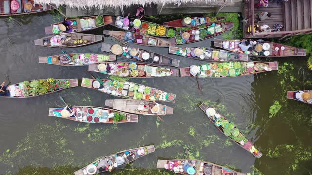 鸟瞰泰国著名的水上市场，Damnoen Saduak水上市场，农民去卖有机产品，水果，蔬菜和泰国美食，游客乘船游览，Ratchaburi，泰国视频素材