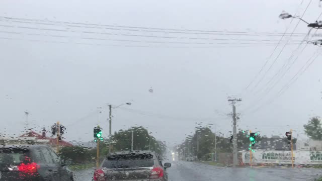 雨天透过汽车的挡风玻璃视频下载