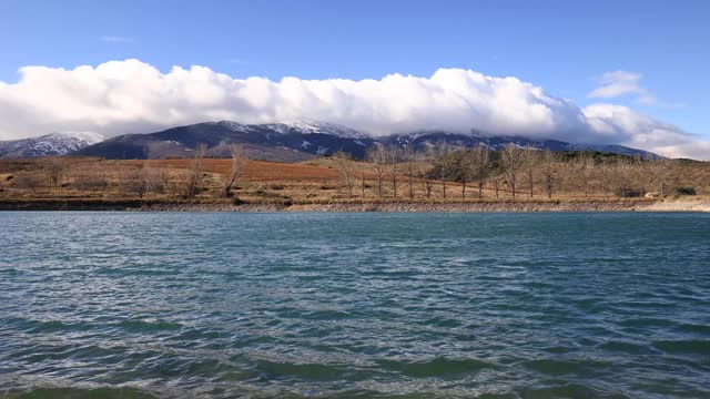 蒙卡约(萨拉戈萨)，湖后一座山和积雪的时间流逝。12月21日冬天来临视频下载