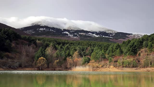 蒙卡约(萨拉戈萨)，湖后一座山和积雪的时间流逝。12月21日冬天来临视频素材