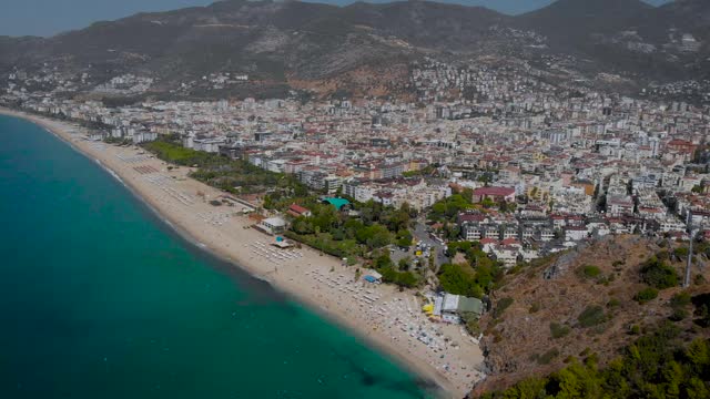 土耳其人阿兰亚。画面中，有许多地中海沿岸的房屋，城市位于风景如画的山区附近视频素材