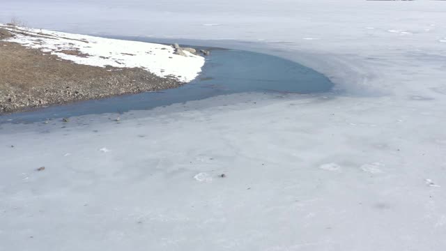 早晨4K航拍视频显示冰冻湖面视频素材