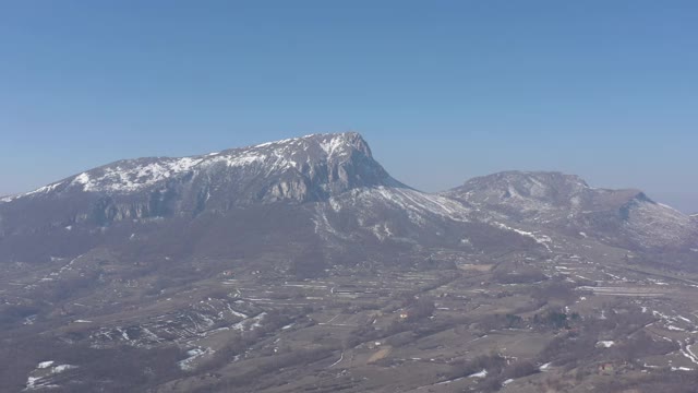 山顶上用4K无人机拍摄的雪花视频素材